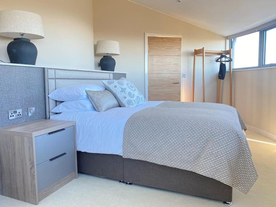 Emley Luxury Converted Water Tower In Flockton 빌라 외부 사진